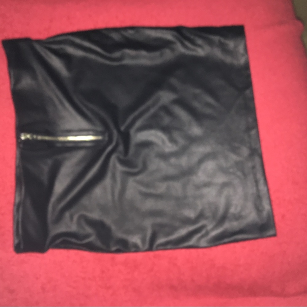 Women’s black mini leather skirt ( forever 21)